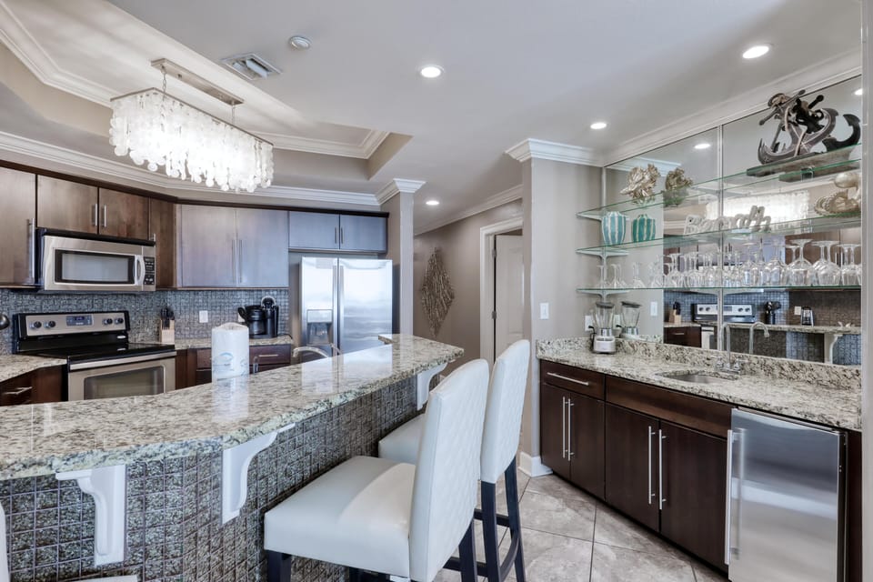 Oasis 1705, 3 Bedroom 4 Bathroom. 17th Floor. Sleeps 12. Managed by Island Rentals