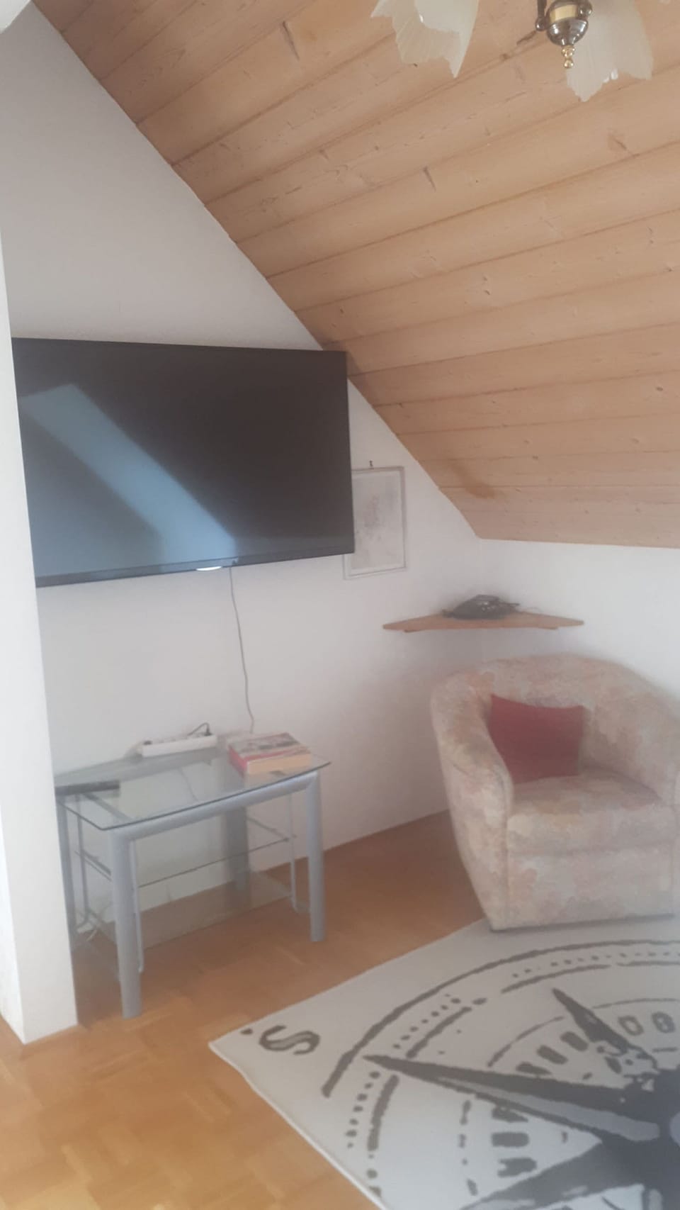 Apartment | Living area | 42-inch TV with satellite channels