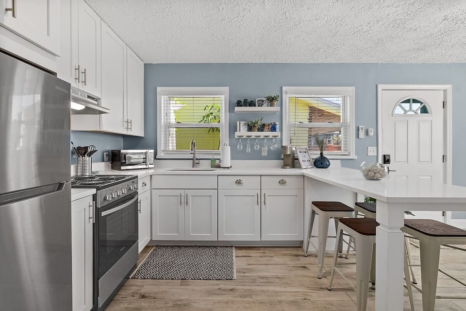 Fully stocked kitchen with island seating for 4.
