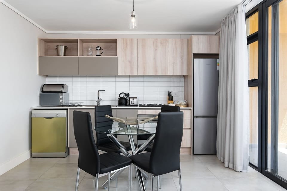 Premier Apartment | Private kitchen | Full-size fridge, microwave, oven, stovetop