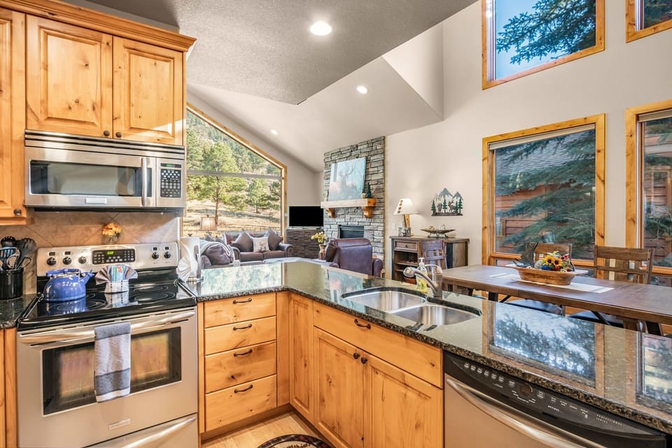 Townhome, 3 Bedrooms | Private kitchen | Coffee/tea maker, fridge, oven, toaster