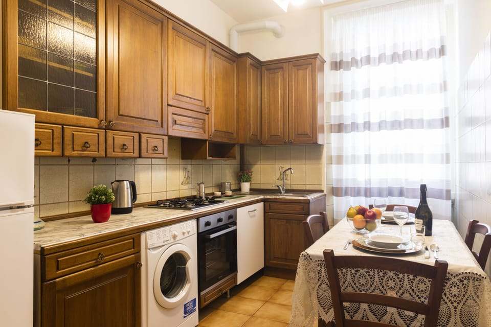 Classic Apartment | Private kitchen | Electric kettle, cookware/dishes/utensils