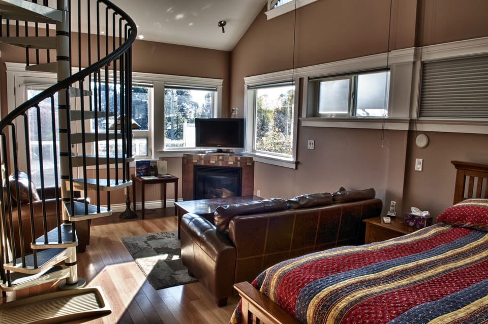 Family Condo, Multiple Beds, Fireplace, Kitchen | Egyptian cotton sheets, premium bedding, pillowtop beds, desk