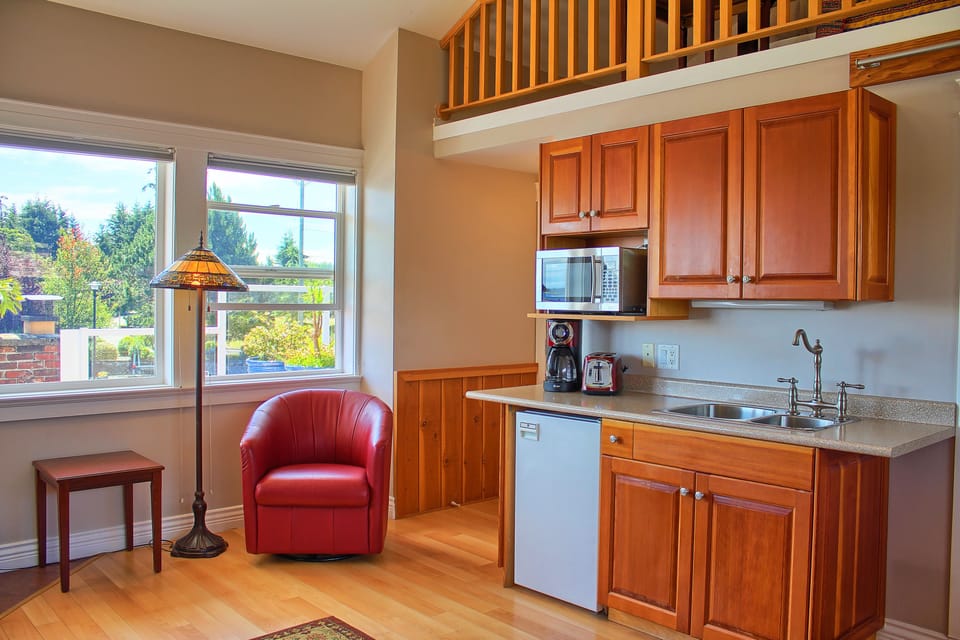 Luxury Suite, Multiple Beds, Kitchenette, Lagoon View | Private kitchenette | Fridge, microwave, stovetop, toaster