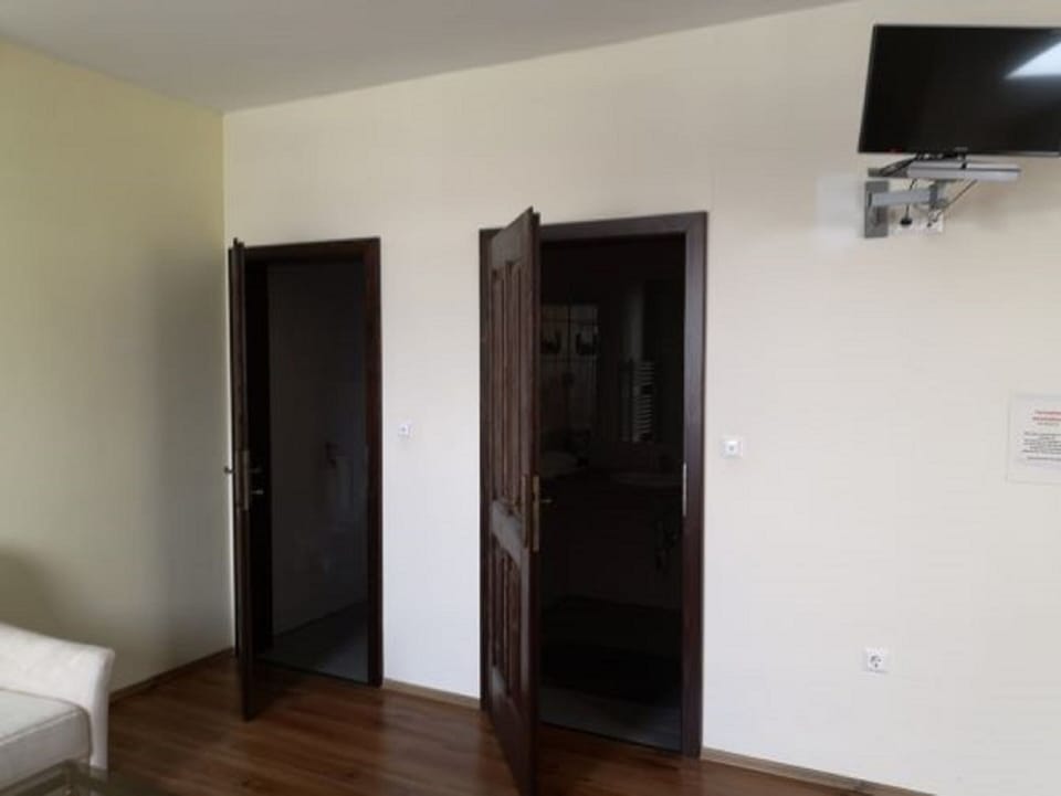Double Room, Multiple Beds | WiFi (free), bed sheets