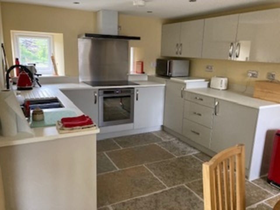 Cottage | Private kitchen | Fridge, microwave, oven, stovetop