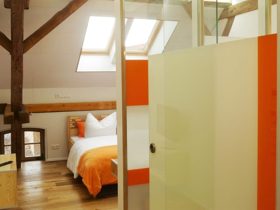 Double Room | Desk, WiFi (free), bed sheets