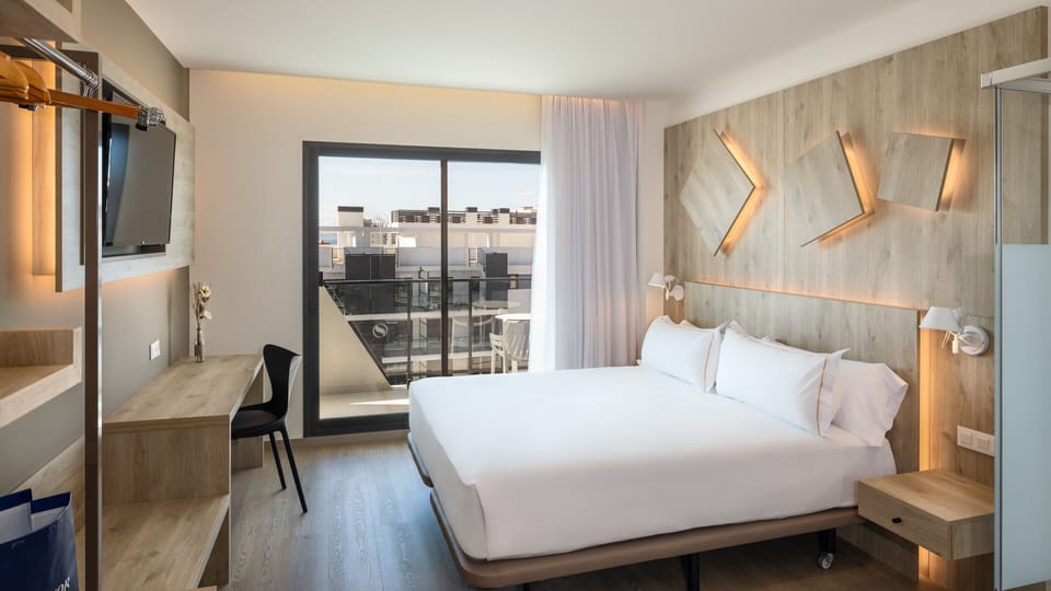 Double Room, Balcony | In-room safe, individually decorated, individually furnished, desk
