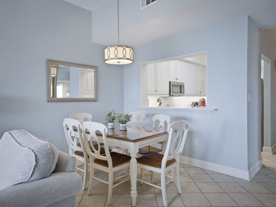 532 Shorewood - Dining Area- Seats 6
