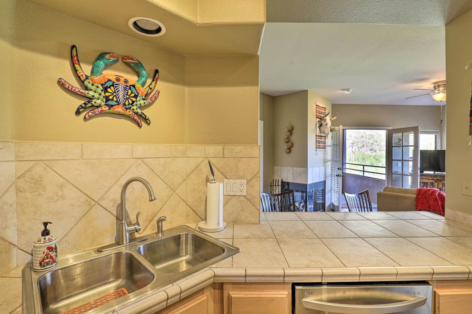 Fully Equipped Kitchen | Trash Bags/Paper Towels Provided