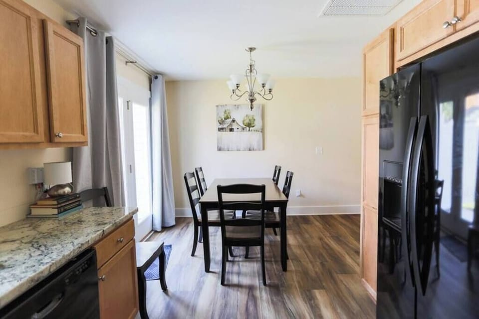 Dining table seating for 6