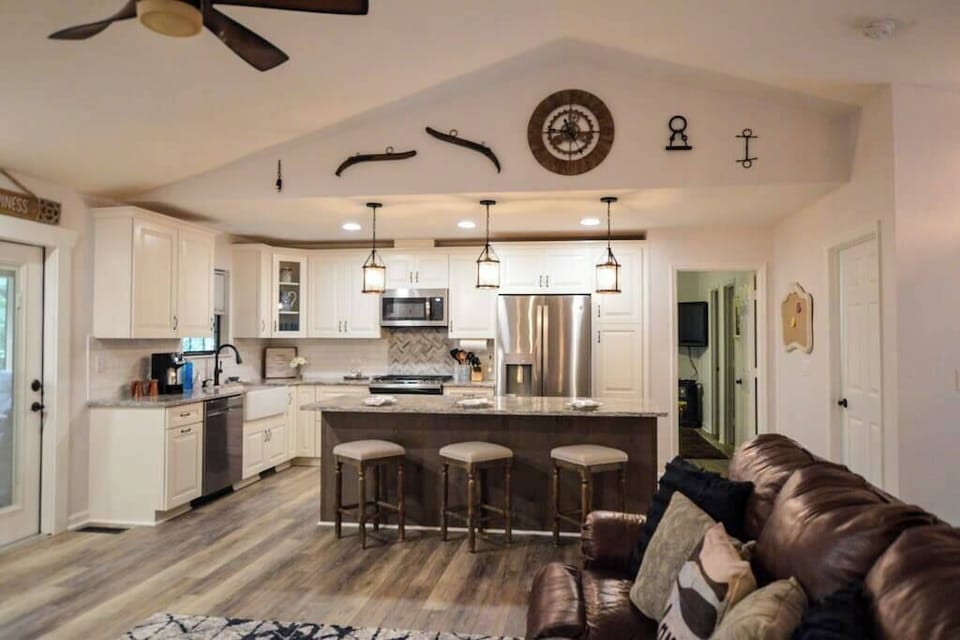 "This is a great place to take a break from it all. The house was very clean and modern. The owners were quick to respond to questions." 
Tanya - Past Guest