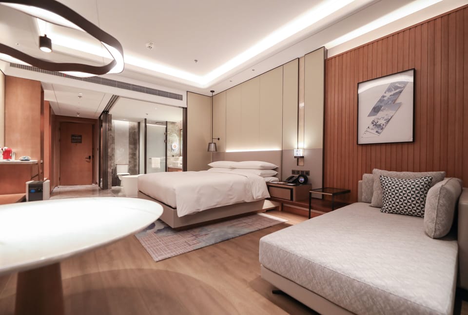 Club Room, 1 Queen Bed | Down comforters, minibar, in-room safe, desk