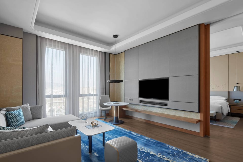 Club Suite, 1 Queen Bed | Down comforters, minibar, in-room safe, desk
