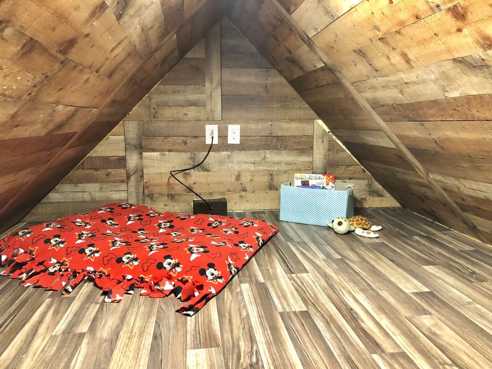 Upstairs play area with entertainment