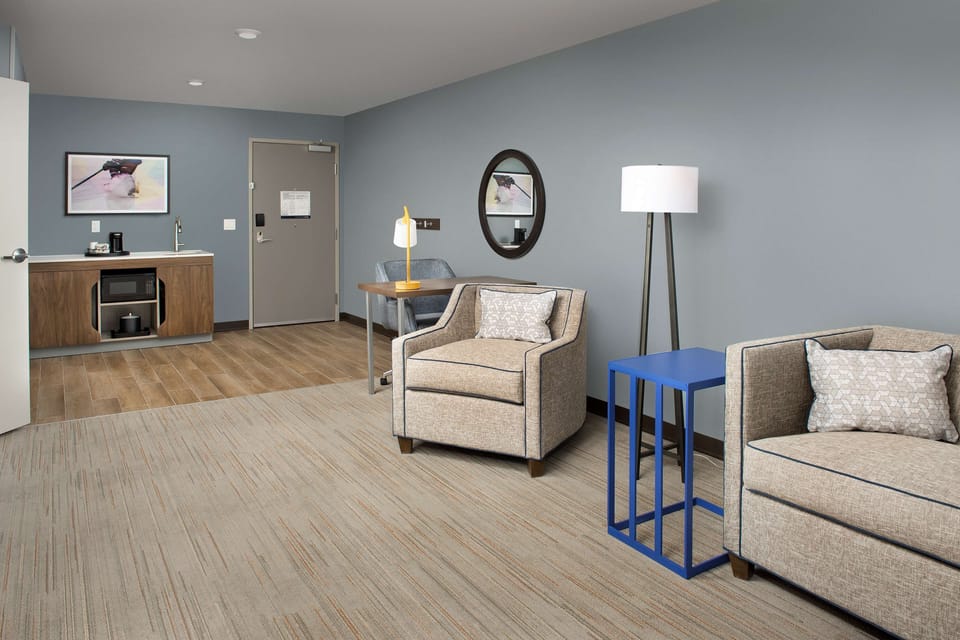 Suite, 1 King Bed, Accessible, Bathtub | Living area