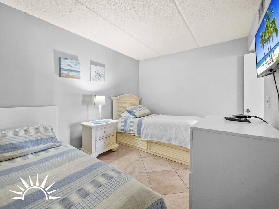 2nd Bedroom with 2 twin beds