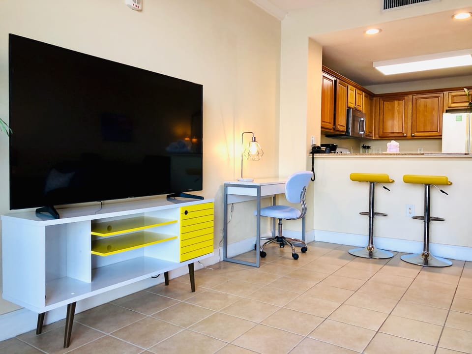 Brand new 65 inch Samsung Smart TV with cable & apps - Netflix, Amazon Prime etc