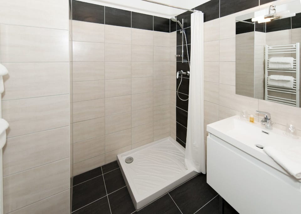 Shower, free toiletries, towels
