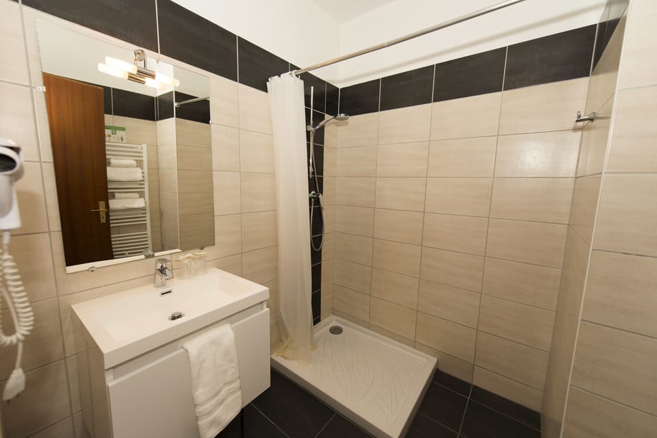 Shower, free toiletries, towels
