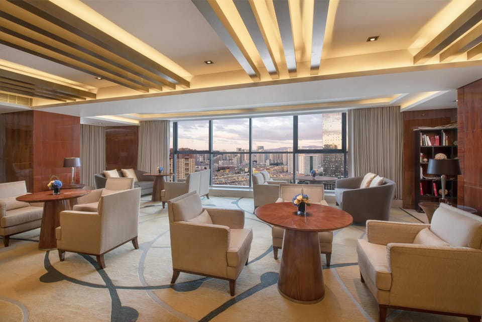 3 bars/lounges
