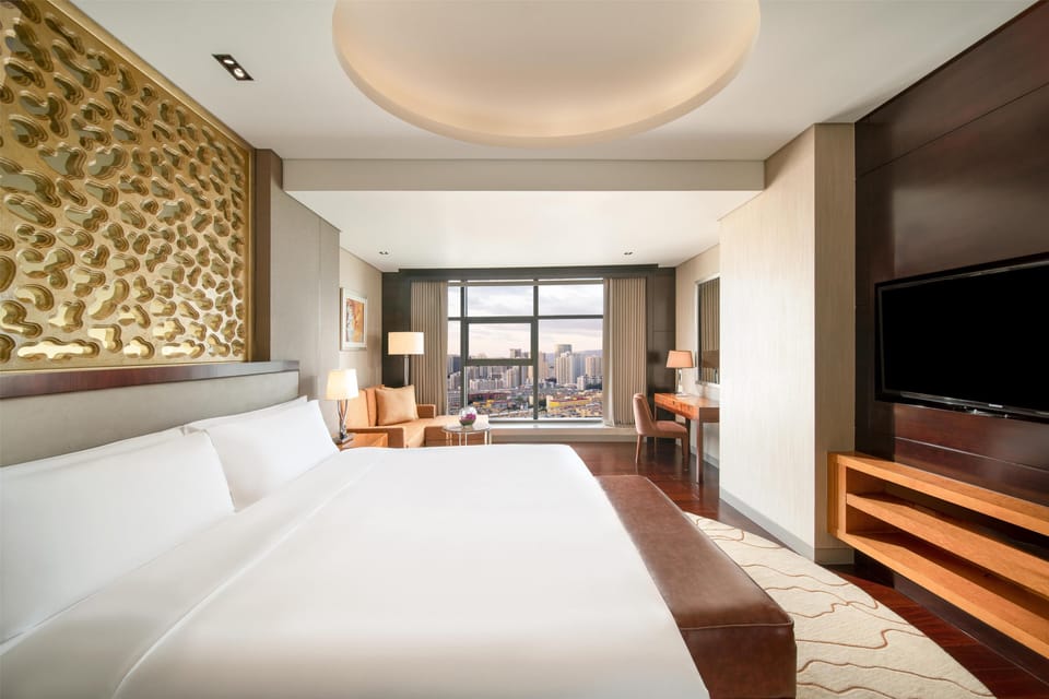 Executive Suite, 1 King Bed, Club Lounge Access, City View (Executive Suite) | Hypo-allergenic bedding available, minibar (free items), in-room safe
