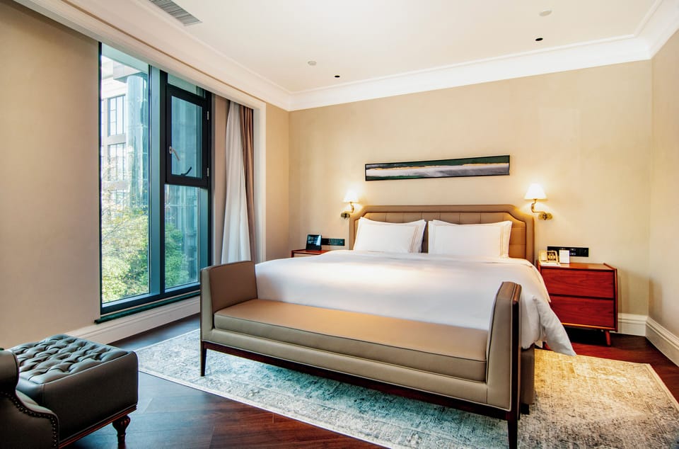 Deluxe Suite | Premium bedding, down comforters, minibar, in-room safe