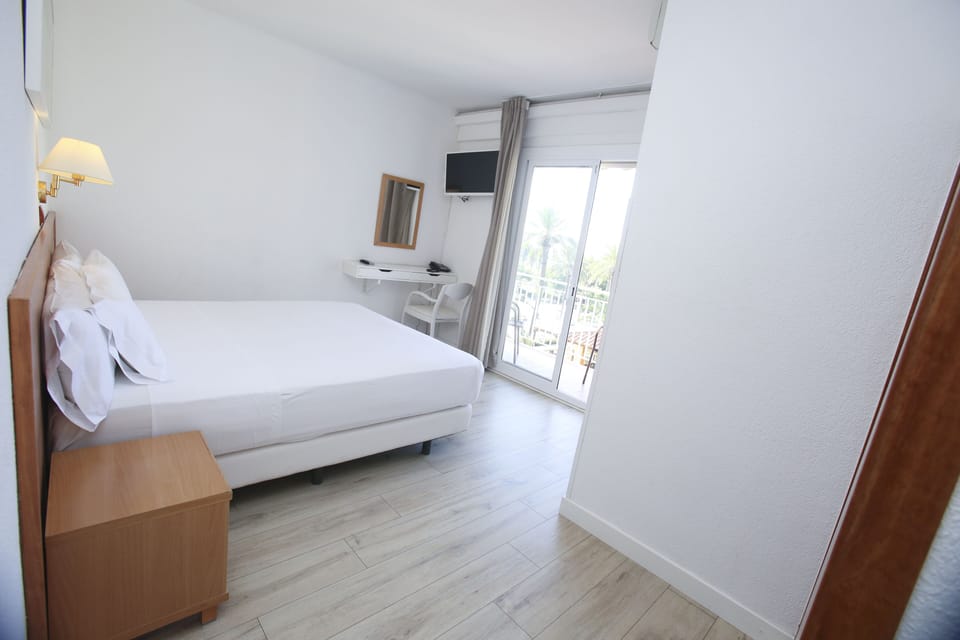Memory foam beds, in-room safe, individually furnished, desk