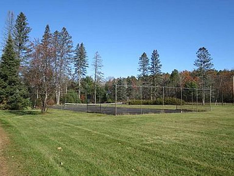 Free use if tennis court and basketball hoop