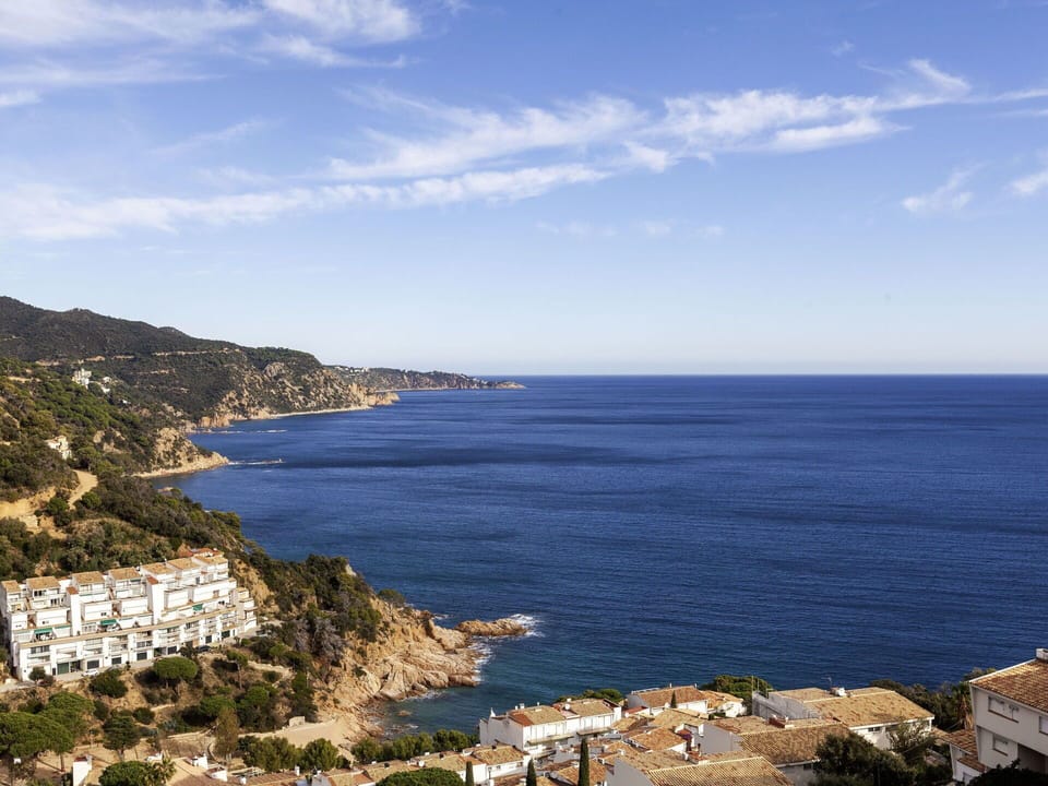 Sky, Cloud, Water, Azure, Coastal And Oceanic Landforms, Terrain, Horizon, Natural Landscape, Lake, Formation