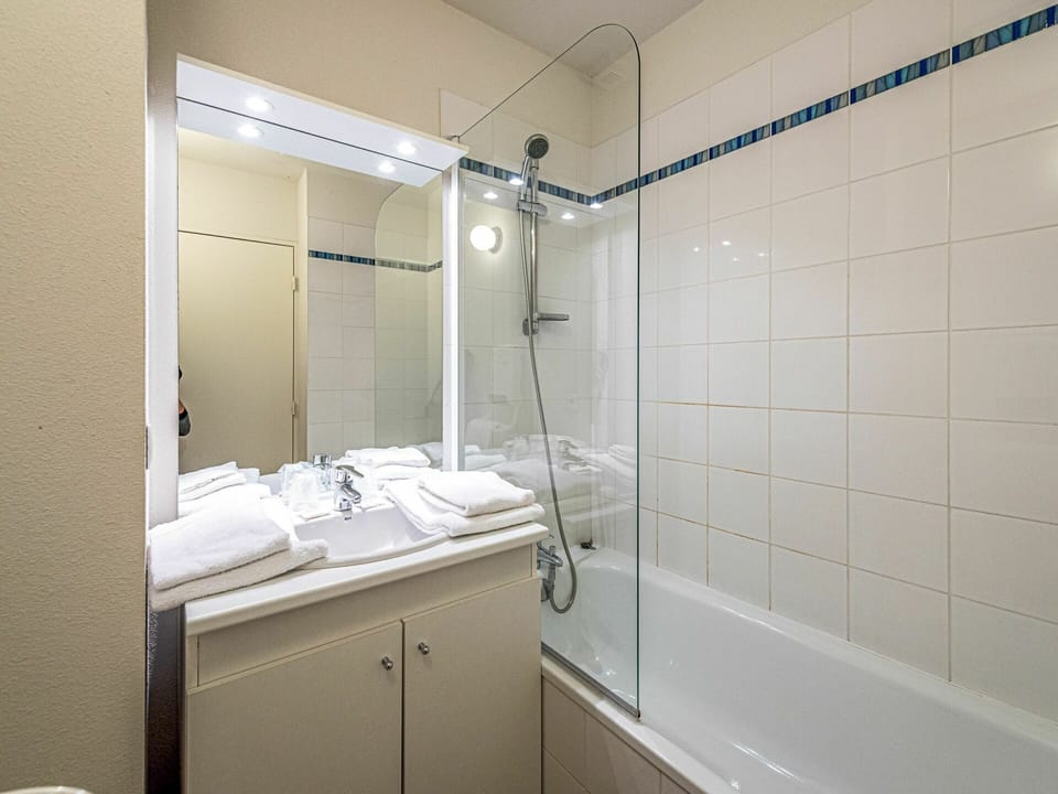 Plumbing Fixture, Room, Architecture, Property, Glass, Wall, Interior Design, Tile, Floor, Bathroom Sink