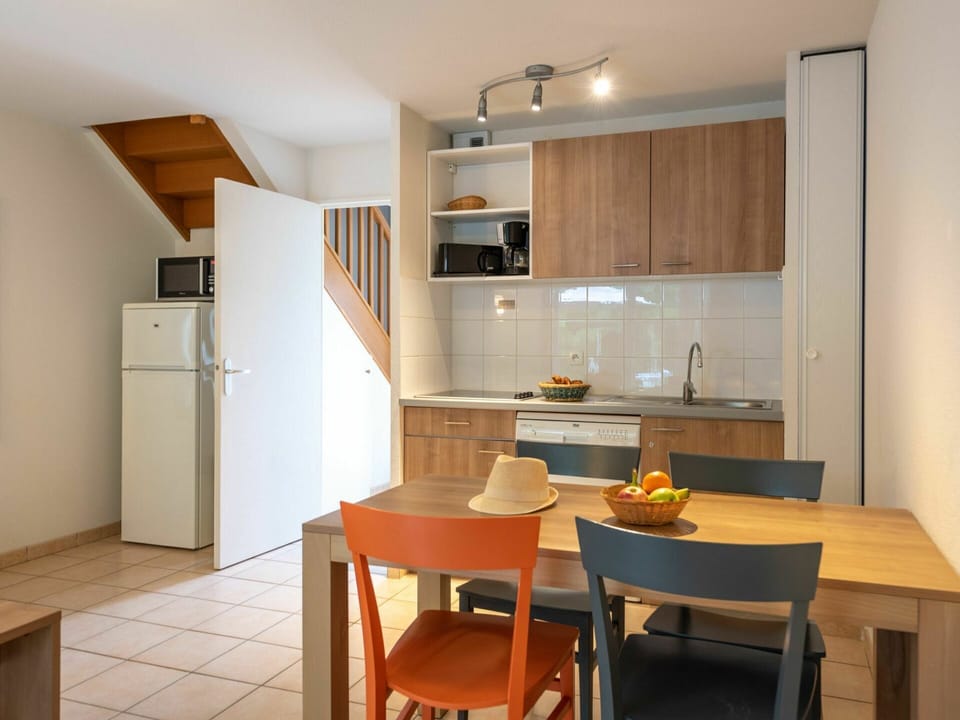 Room, Furniture, Kitchen, Property, Countertop, Cabinetry, Building, Interior Design, Floor, House