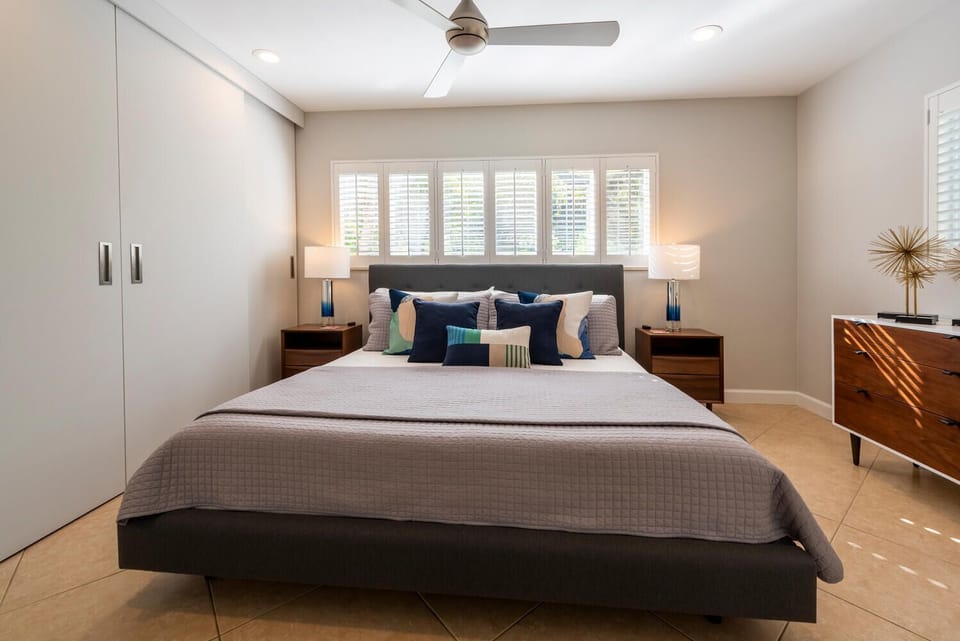 King secondary bedroom with Smart TV.