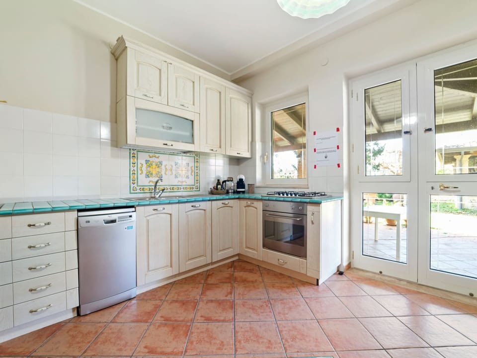 Villa | Private kitchen | Microwave, coffee/tea maker, toaster, cookware/dishes/utensils
