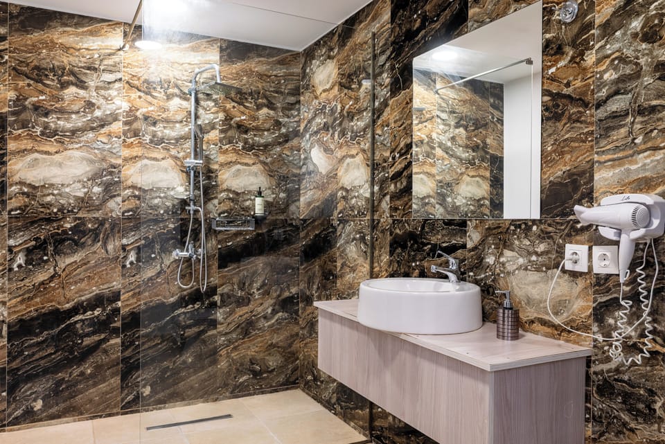 Suite | Private Jacuzzi | Bathroom | Shower, hair dryer