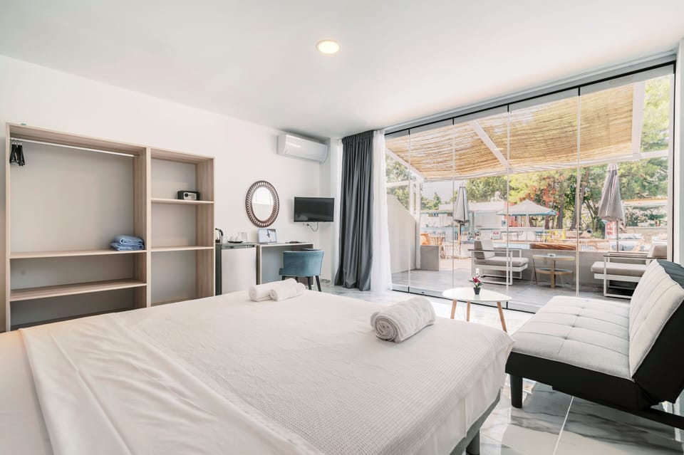 Junior Suite | Pool View | Individually decorated, individually furnished, desk, blackout drapes