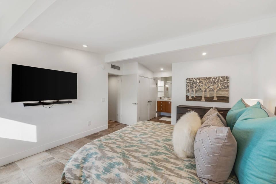 Master w/ Queen Bed, Smart TV, Walk In Closet, and En Suite Bath!