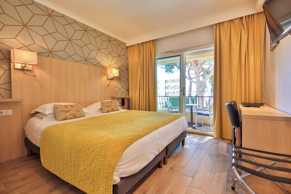 Family Room | Minibar, in-room safe, desk, iron/ironing board