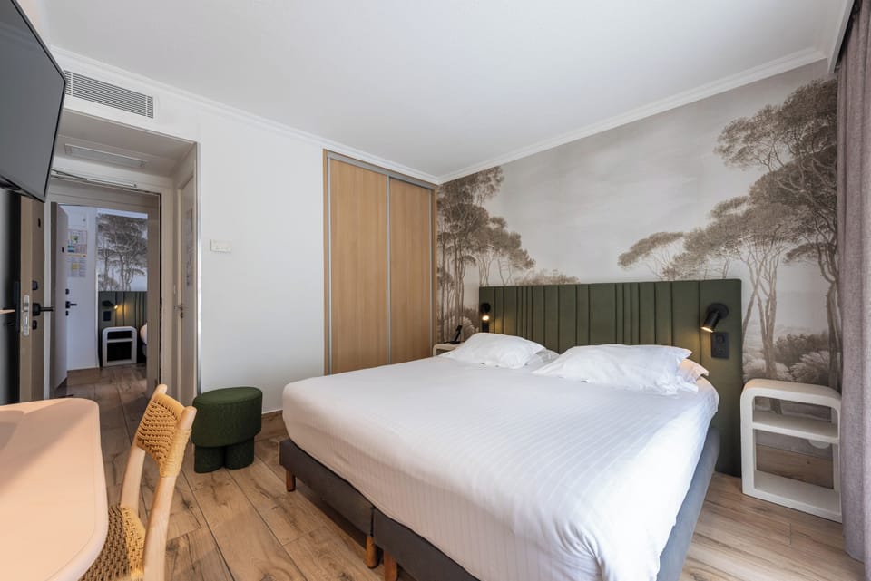 Family Room | Minibar, in-room safe, desk, iron/ironing board (on request)