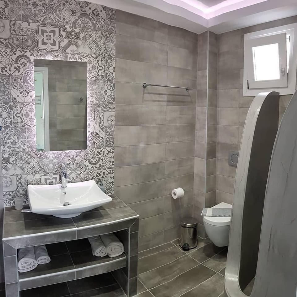 Apartment | Bathroom | Shower, free toiletries, hair dryer, slippers