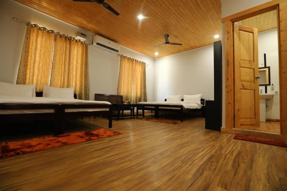 Family Room | Iron/ironing board, bed sheets