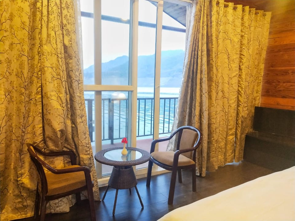 Luxury Room | Iron/ironing board, bed sheets