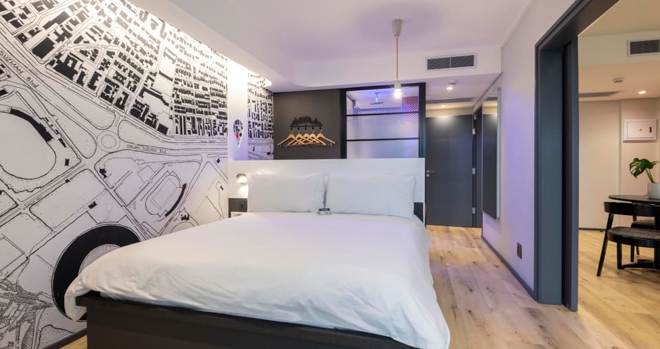 Executive Suite | In-room safe, desk, laptop workspace, soundproofing