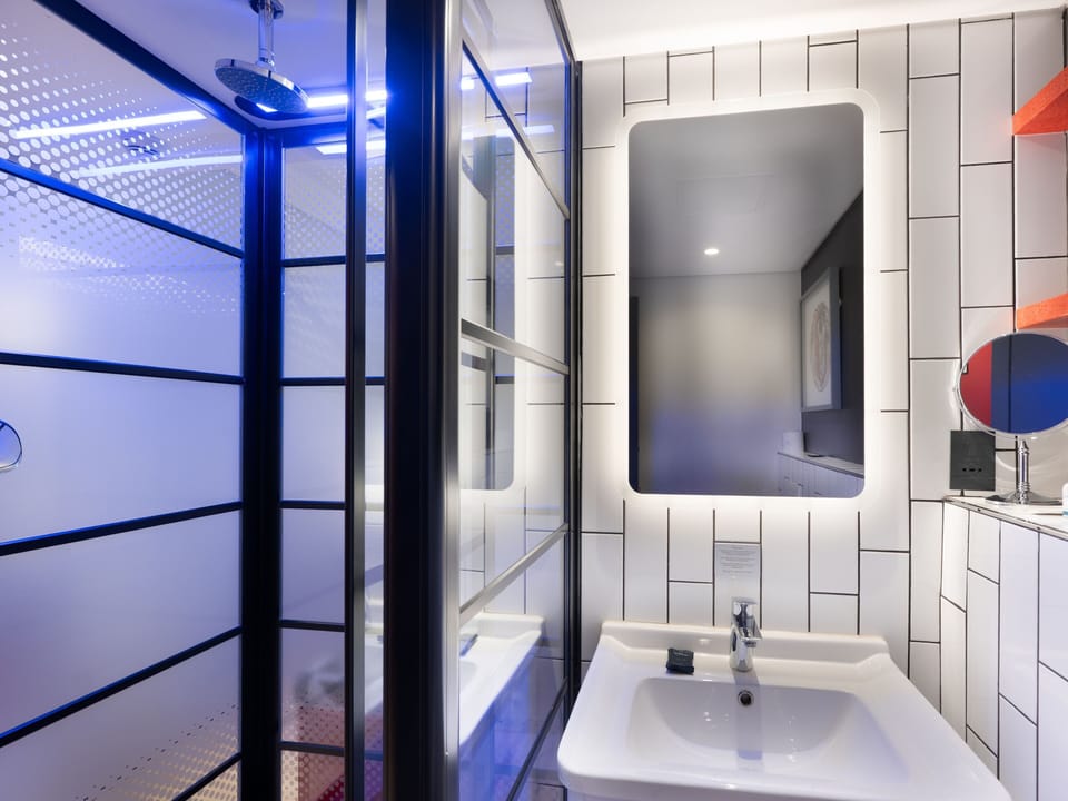 Deluxe Room | Bathroom | Shower, rainfall showerhead, hair dryer, towels
