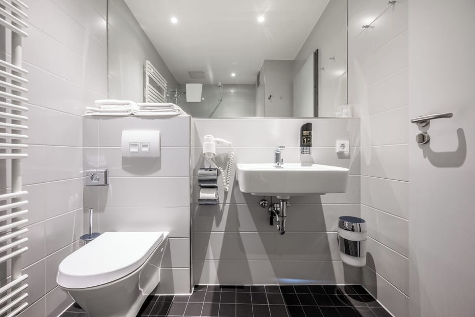 Family Room | Bathroom | Shower, hair dryer, towels