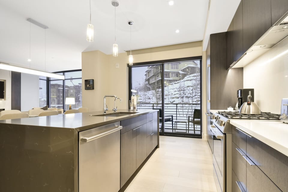 Condo, 3 Bedrooms | Private kitchen | Fridge, oven, coffee/tea maker, toaster