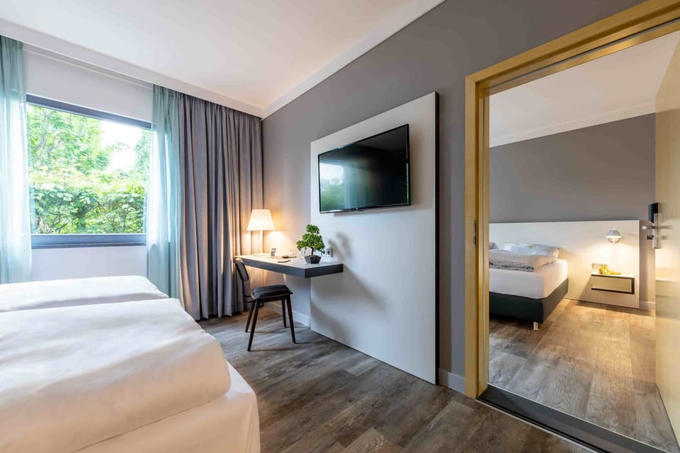 Family Room | Desk, soundproofing, free WiFi, bed sheets