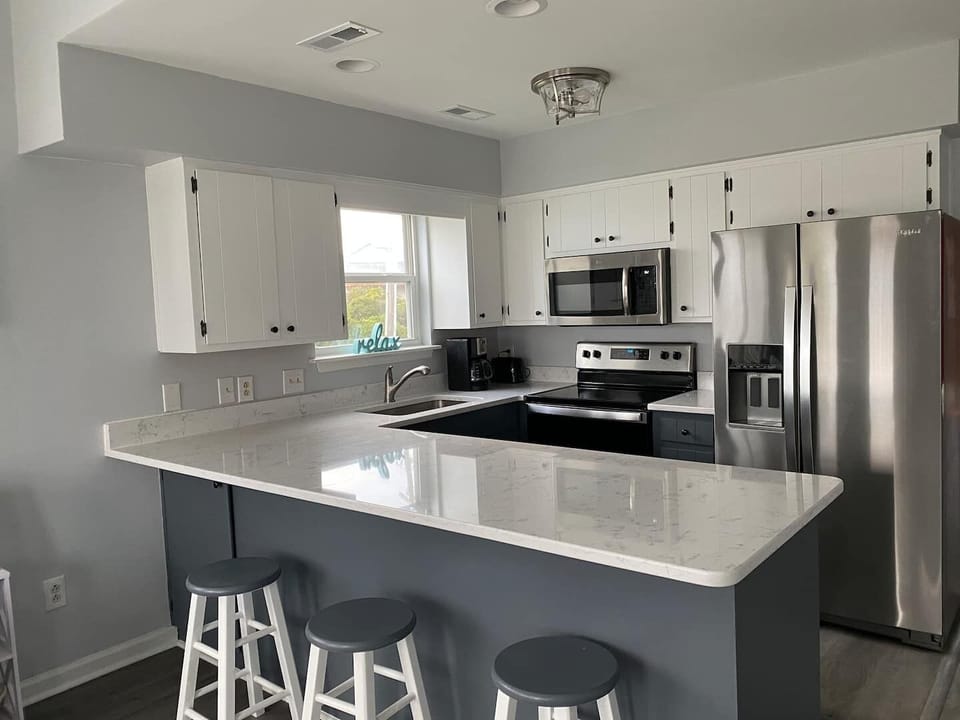 It's an easy space to entertain in and cook in! Dishwasher, too. 