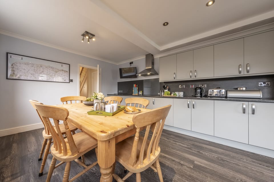 Heacham Hidey Hole, Heacham: The kitchen seats up-to six people