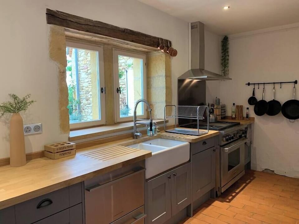 Fully equip kitchen overlooking the pool